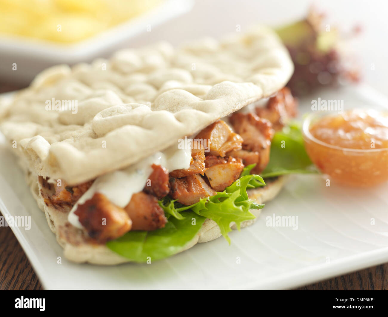 Focaccia foccacia panino con pollo marinaded maionese e peperoncino dolce dip Foto Stock