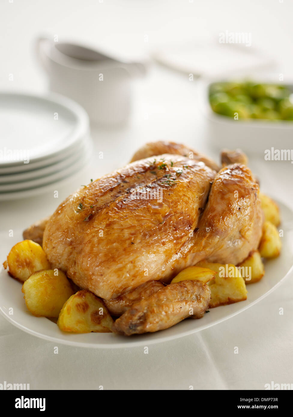 Pollo arrosto con patate cena i cavoletti di Bruxelles con sugo di carne brocca Foto Stock