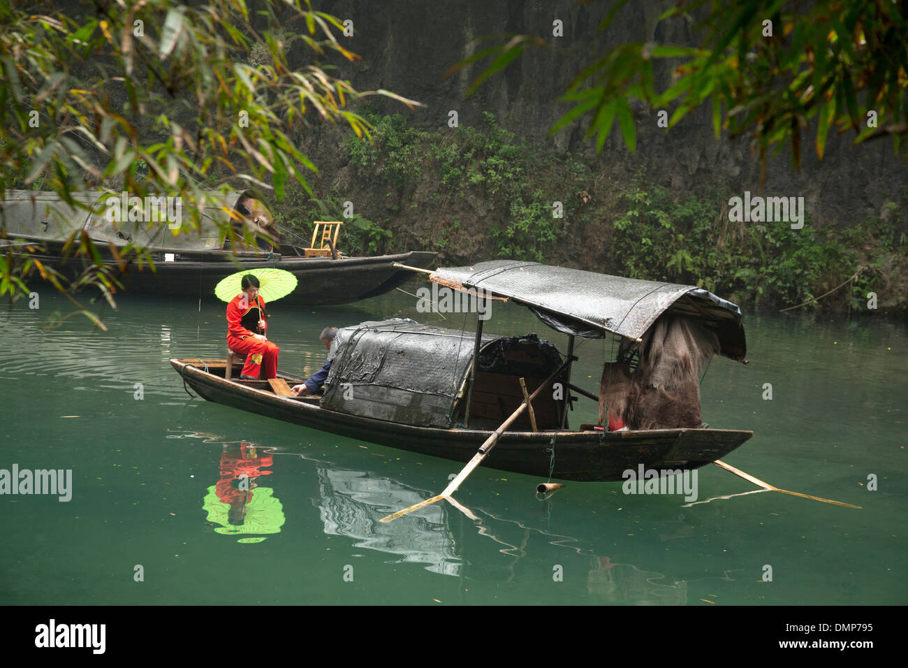 Le popolazioni tribali pesca nel Fiume Daning minore Tre Gole area cina Foto Stock