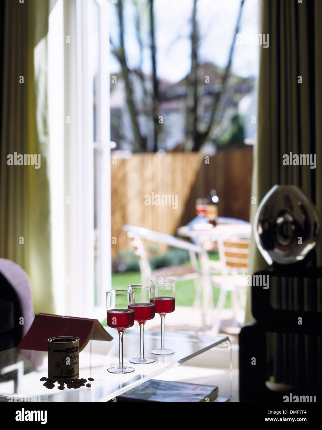 Tre Bicchieri di vino sul tavolino da caffè Foto Stock
