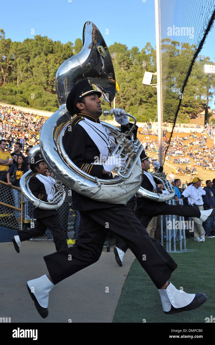 Nov. 07, 2009 - Berkeley, California, Stati Uniti - 07 Novembre 2009: Il Cal marching band prende il campo prima di NCAA PAC-10 gioco tra Oregon State University e la University of California presso il Memorial Stadium di Berkeley, CA. (Credito Immagine: © Matt Cohen/Southcreek globale/ZUMApress.com) Foto Stock