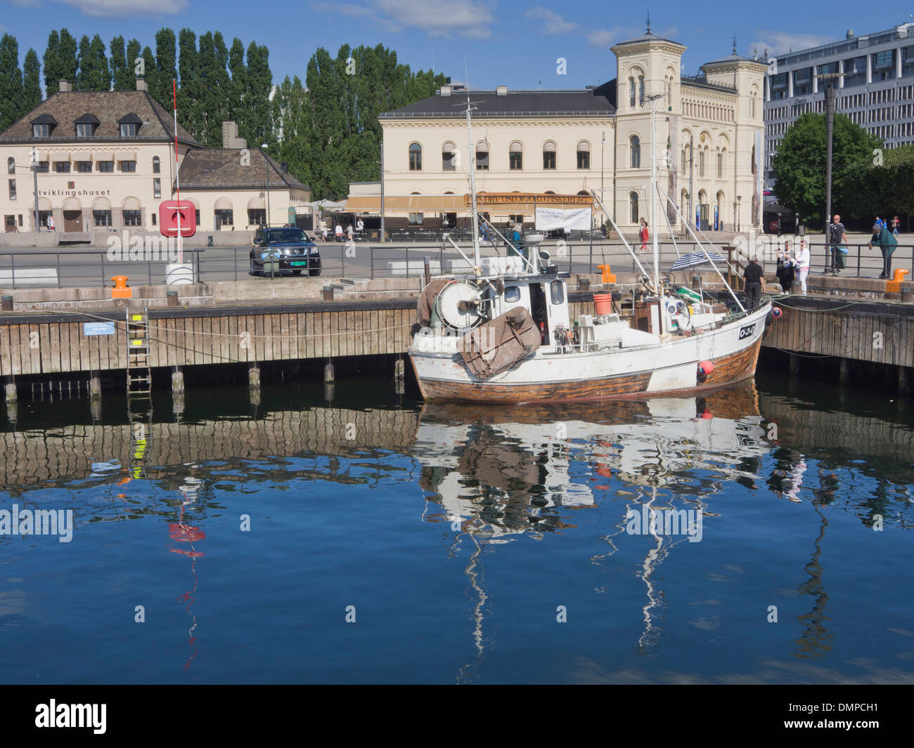 Oslo NORVEGIA, barca da pesca vendita di pescato del giorno per i passanti nel porto, Premio Nobel per la pace nel centro dietro Foto Stock