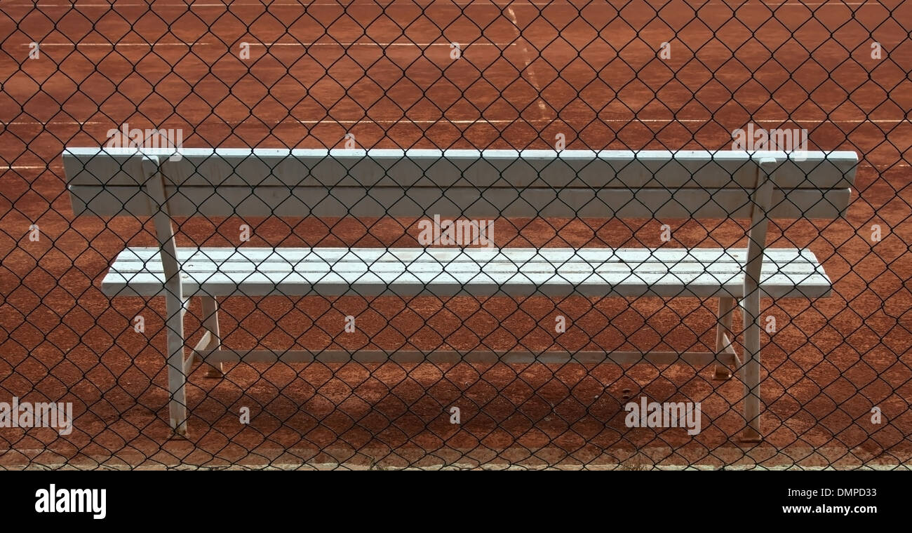 Svuotare il campo da tennis e bianco sedile in legno Foto Stock