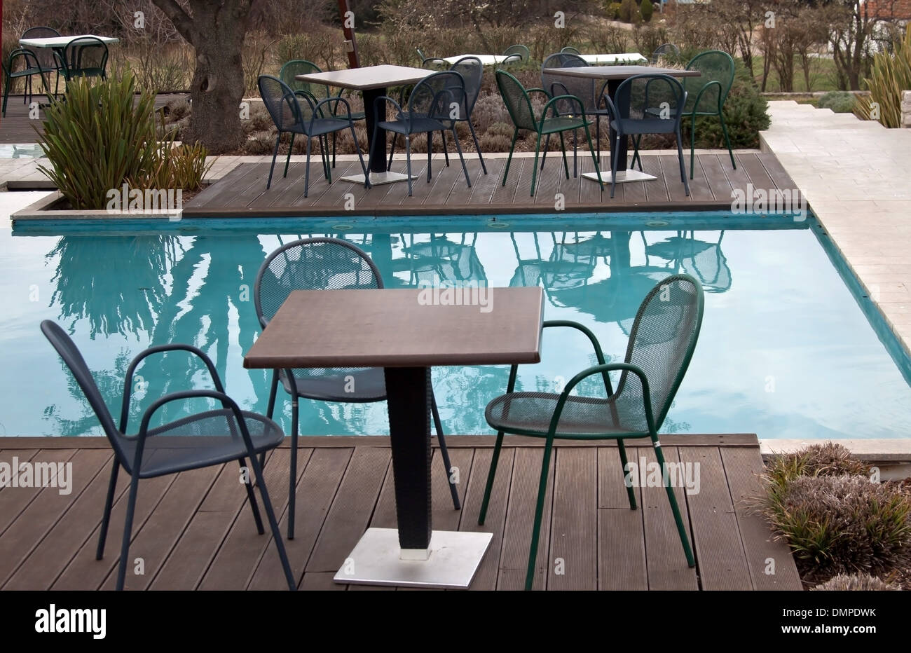 Elegante coffee bar con piscina in primavera Foto Stock