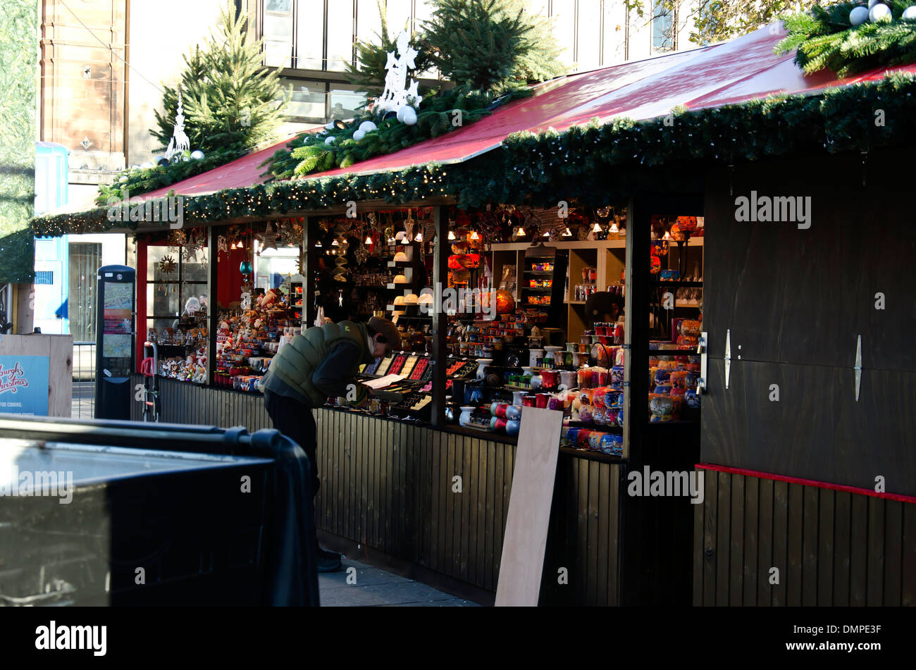 Preparazione per la Fiera di natale e mercato continentale in Princes Street Gardens, Edimburgo, Scozia. Foto Stock