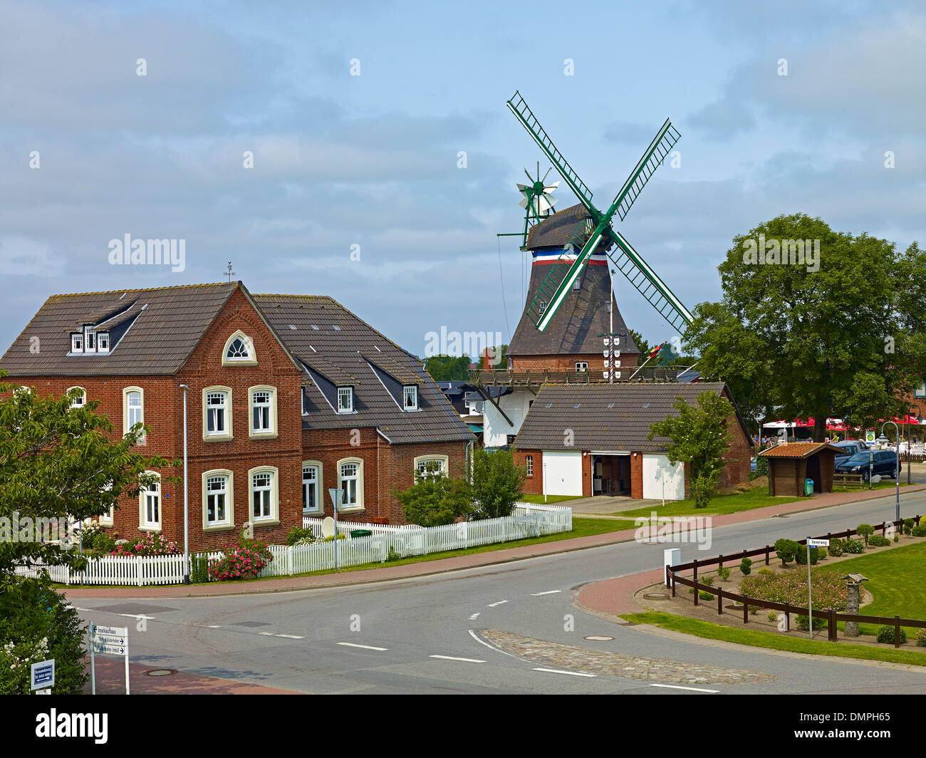 Il mulino a vento di Engel, Süderhafen a Nordstrand penisola, distretto di Nord Friesland, Schleswig-Holstein, Germania Foto Stock