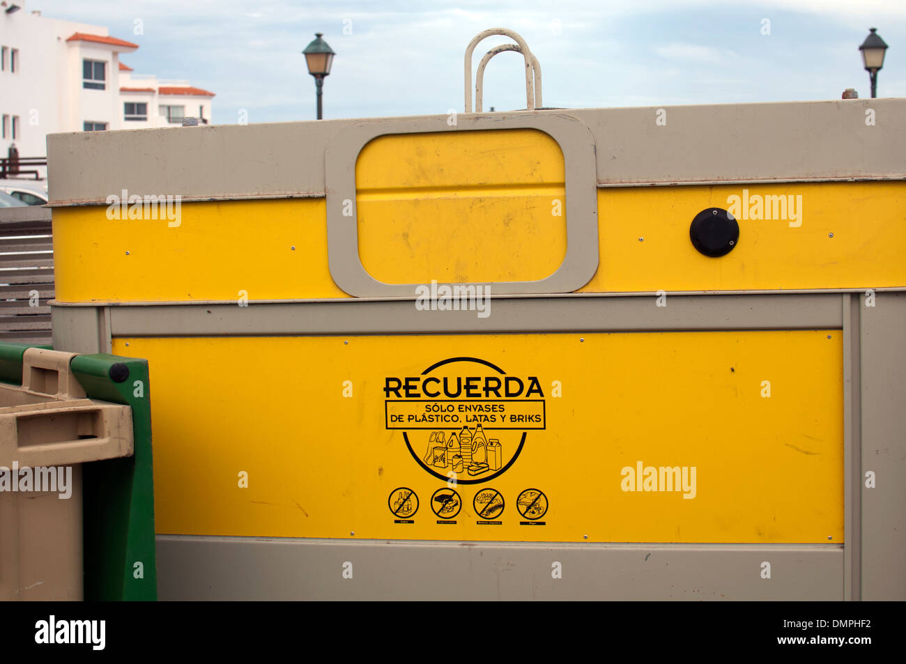 Pubblica il riciclaggio di plastica bin, Caleta de Fuste, Fuerteventura, Isole Canarie, Spagna. Foto Stock