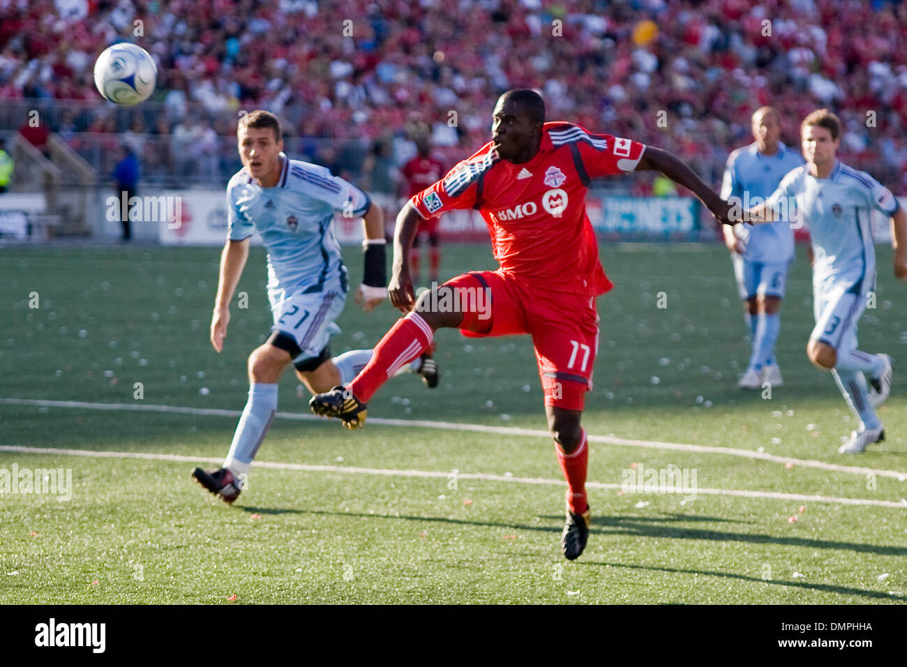 Sett. 13, 2009 - Toronto, Ontario, Canada - 12 Settembre 2009: Toronto FC Obrian bianco (17) punteggi il suo obiettivo per il secondo semestre. Colorado Rapids perso 3-2 al Toronto FC nella Major League Soccer azione giocata al BMO Field di Toronto, Ontario. (Credito Immagine: © Steve Dormer Southcreek/Global/ZUMApress.com) Foto Stock