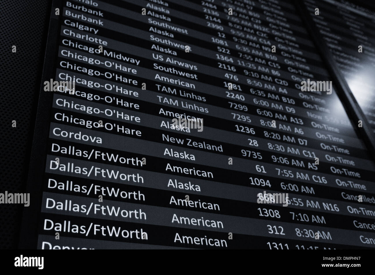 SIETTLE - 07 dicembre: scheda di volo a Seattle-Tacoma International Airport, il 7 dicembre 2013 a Seattle, Stati Uniti d'America. Foto Stock