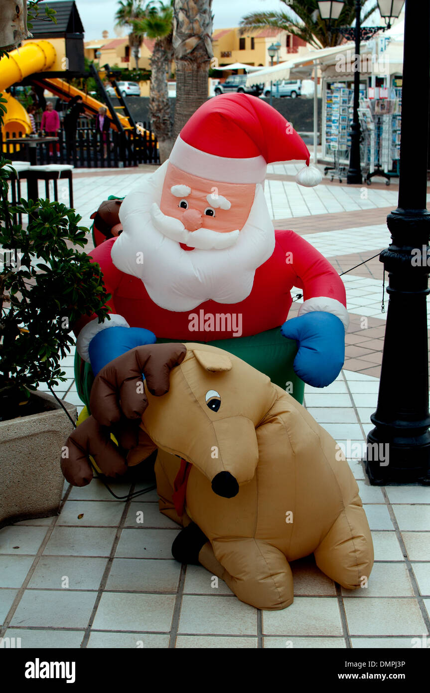 Gonfiabile di Babbo Natale in via dello shopping di Caleta de Fuste,  Fuerteventura, Isole Canarie Foto stock - Alamy