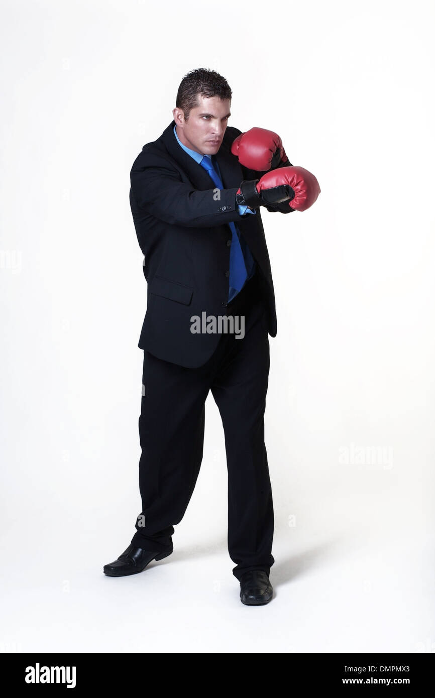 Uomo d'affari che indossa il pugilato glover pronto a intraprendere qualsiasi lavoro su Foto Stock
