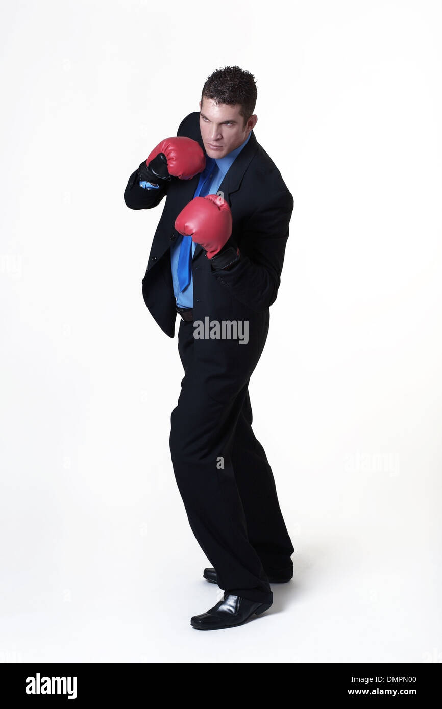 Uomo d'affari che indossa il pugilato glover pronto a intraprendere qualsiasi lavoro su Foto Stock