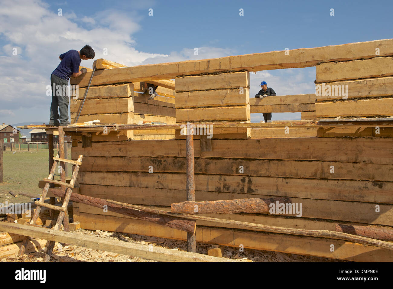 Un equipaggio costruisce una tradizionale casa log in Ulan Ude, città capitale della Repubblica di Buryatia, Russia. Foto Stock