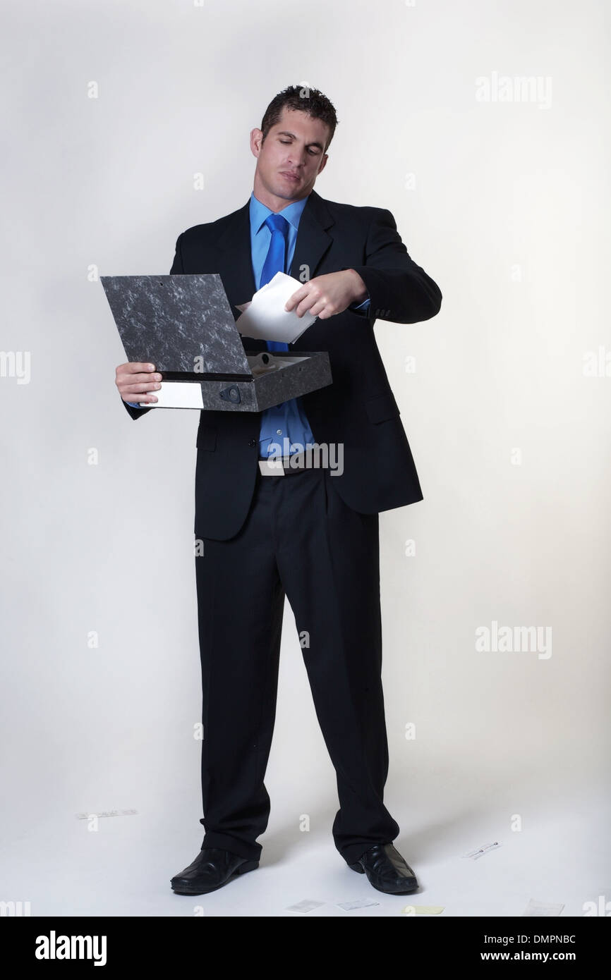 Business man guardando le ricevute da un file nella casella Foto Stock