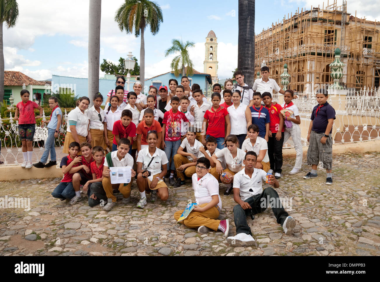 Cuba - un gruppo di allievi delle scuole secondarie in un giorno di viaggio nella Plaza Major central square, città di Trinidad, Cuba, Caraibi Foto Stock