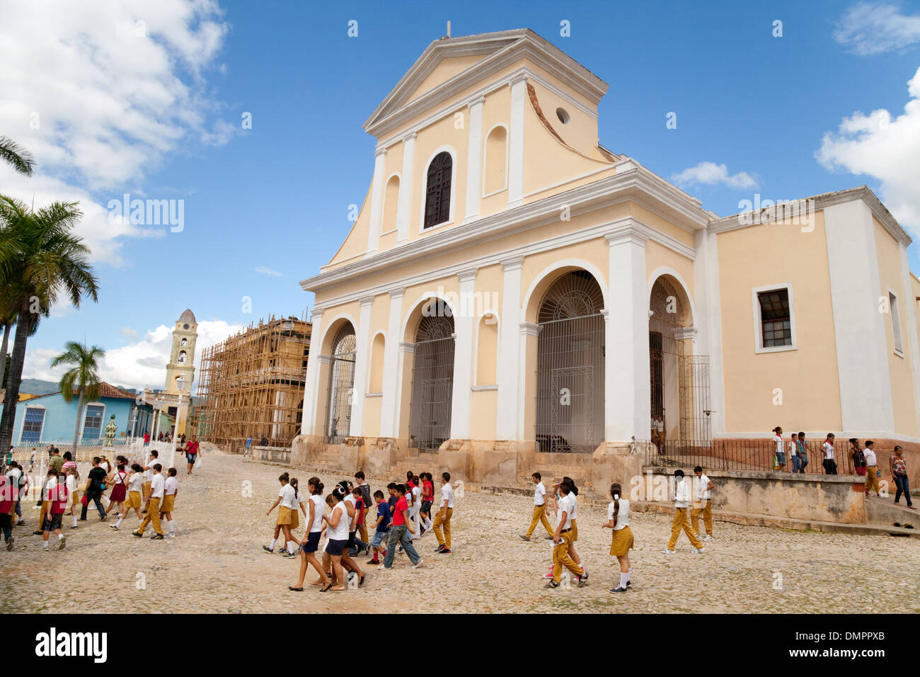 Scolari davanti la chiesa della Santissima Trinità, Trinidad centro città patrimonio dell'Umanità UNESCO, Cuba Caraibi Foto Stock