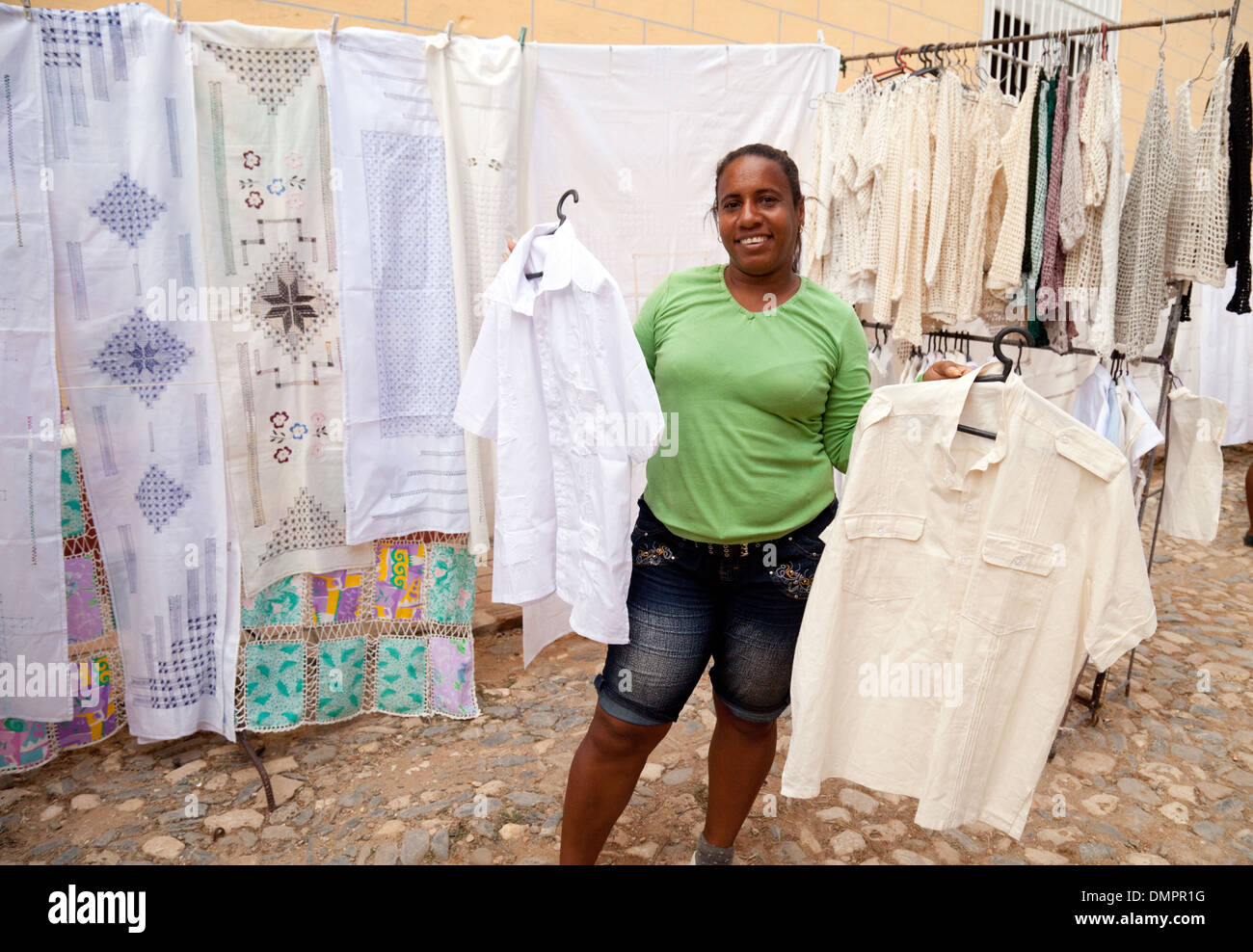 Un stallholder nella strada del mercato vendono vestiti, Trinidad, Cuba, Caraibi, America Latina Foto Stock