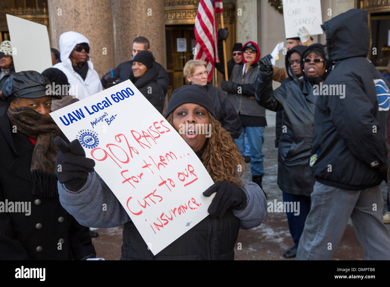 Detroit, Michigan - 16 dicembre 2013 - centinaia di stato del Michigan dipendenti picketed stato edificio per uffici per protestare contro la situazione del fabbisogno di tagli ai loro assicurazione sanitaria durante la contrattazione su nuovi contratti di unione. Si nota che lo stato ha un avanzo di bilancio e ha dato il suo alto investimento funzionari si solleva fino al 90%. Credito: Jim West/Alamy Live News Foto Stock