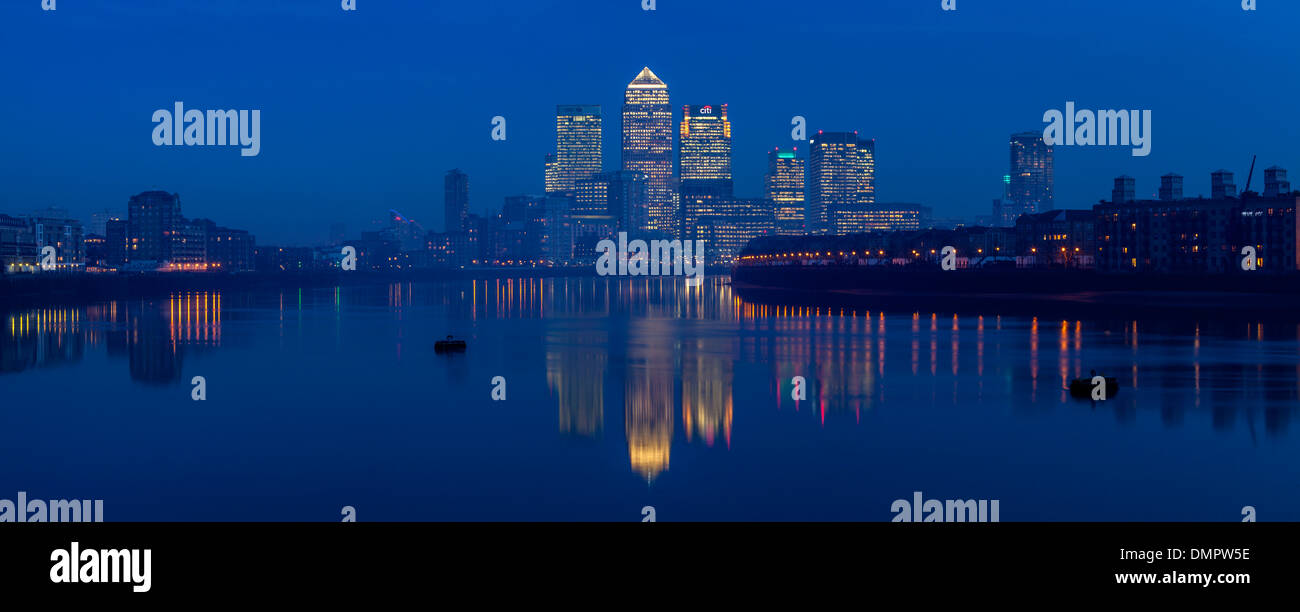 Canary Wharf Distretto finanziario attraverso la nebbia di Londra, Inghilterra Foto Stock