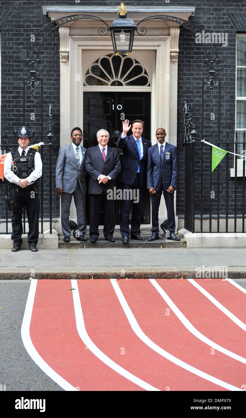 Pele brasiliano Vice Presidente Michel Temer David Cameron e Mo Farah corsa contro la fame photocall tenutosi a Downing Street Foto Stock