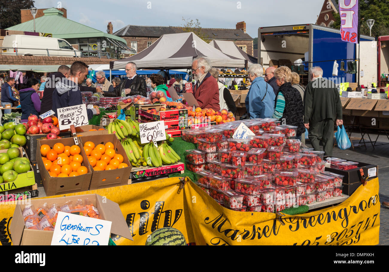 Stallo del mercato vendono frutta fresca e fragole, Abergavenny, Wales, Regno Unito Foto Stock