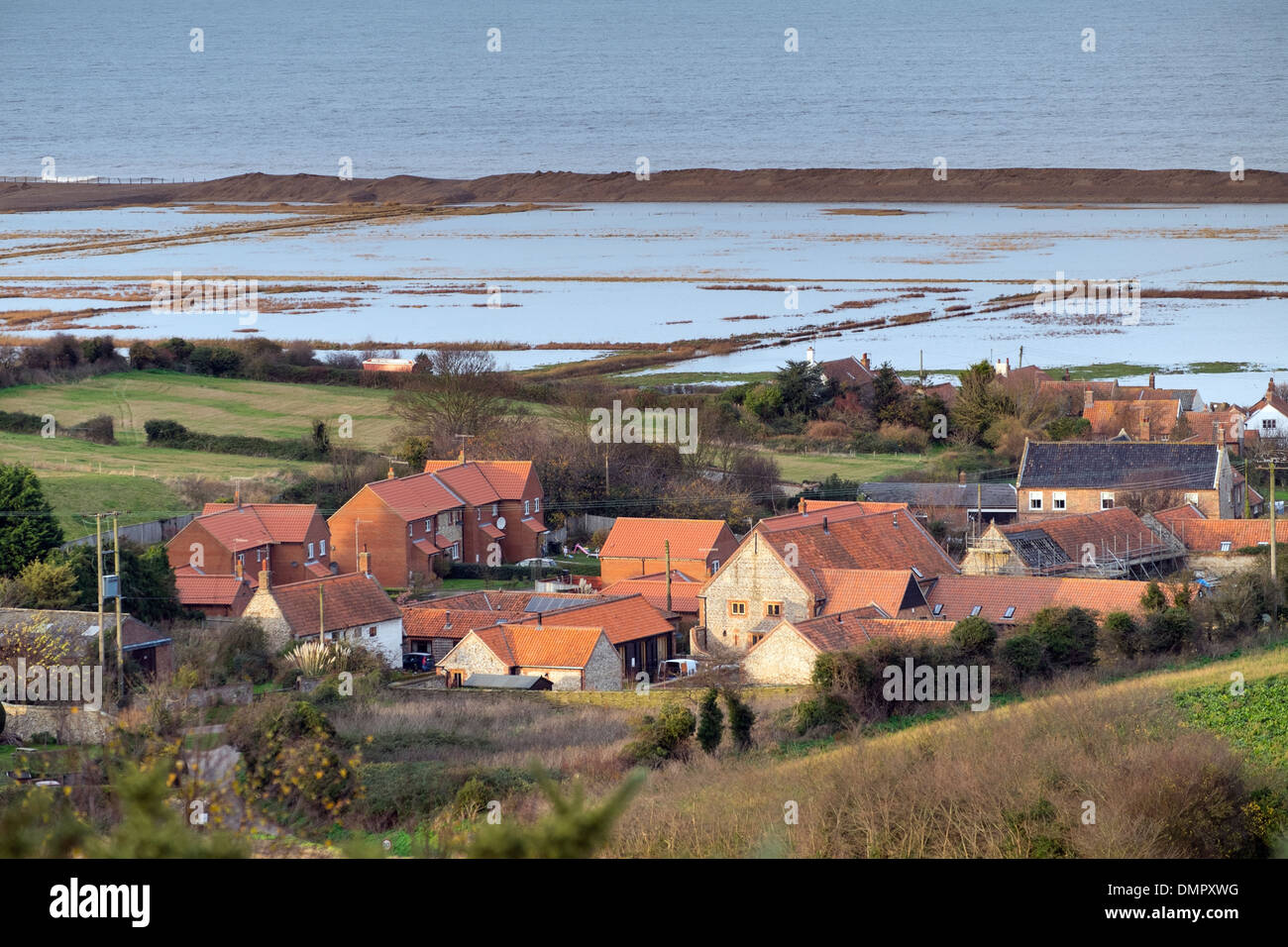 Villaggio di Salthouse, mostrando allagato fresco- marsh, dicembre 2013. Foto Stock