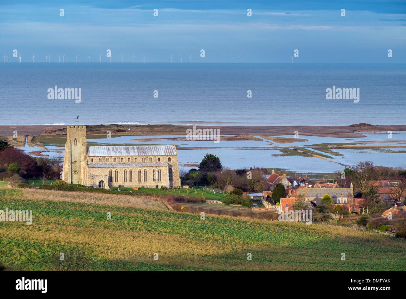 Chiesa di San Nicola, Salthouse, mostrando freshmarsh allagata, dicembre 2013. Foto Stock
