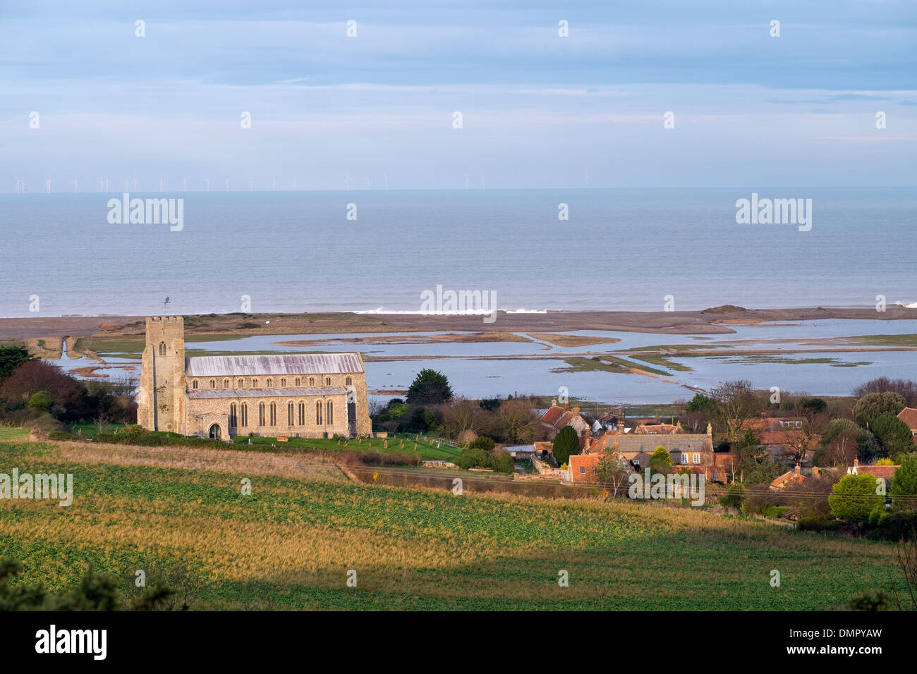 Chiesa di San Nicola, Salthouse, mostrando freshmarsh allagata, dicembre 2013. Foto Stock