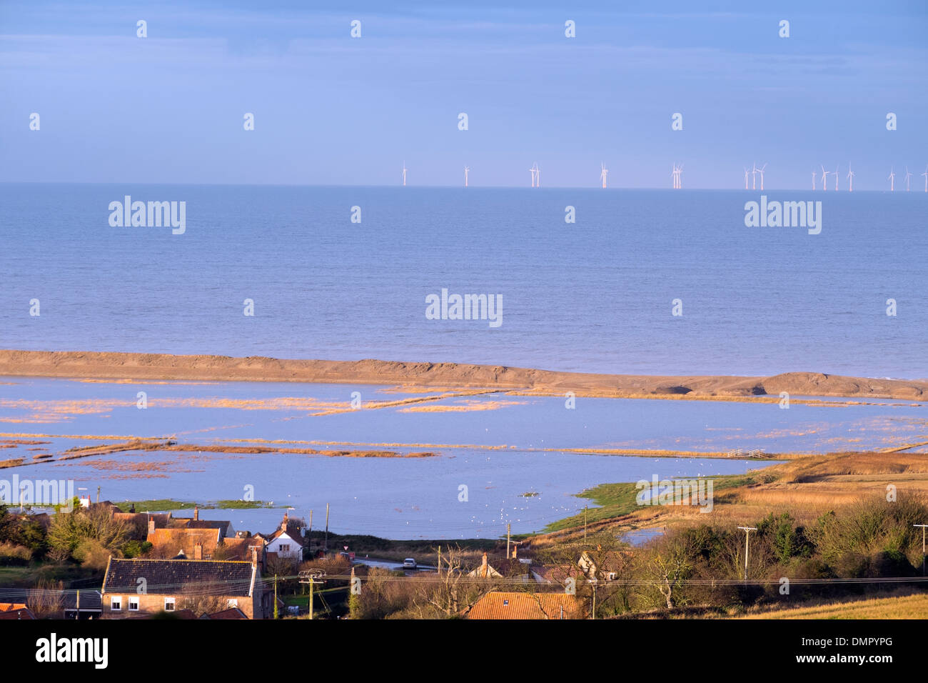 Villaggio di Salthouse, mostrando allagato fresco- marsh, dicembre 2013. Foto Stock