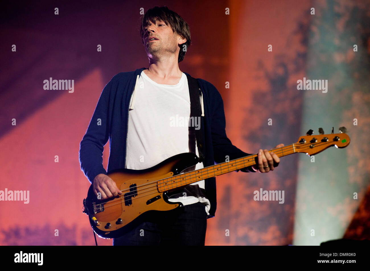 Alex James dei Blur esegue sul palco durante il BT London Live cerimonia di chiusura in concerto a Hyde Park Londra Inghilterra - 12.08.12 Foto Stock