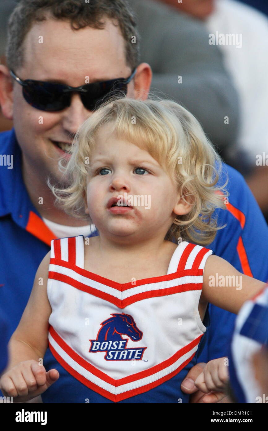 Un giovane Boise State fan gode del gioco. Boise State University, del Western Athletic Conference, a Bowling Green State University, della Conferenza Mid-American, a Doyt Perry Stadium di Bowling Green, Ohio. Boise State sconfitto Bowling Green 49-14. (Credito Immagine: © Scott Grau/Southcreek globale/ZUMApress.com) Foto Stock