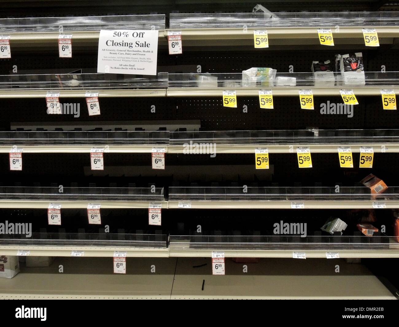 Chicago, Illinois, Stati Uniti d'America. Il 15 dicembre 2013. Gli scaffali vuoti sono la prova di un 50 percento di sconto sulla maggior parte dei prodotti in più Dominick's Stores nel metropolitan area di Chicago. Dominick il genitore, Safeway Inc., si prepara a uscire dall'area di Chicago mercato alla fine del 2013. Ma tutti e cinque i 72 negozi nella zona di Chicago metropolitan area diventeranno di proprietà di rivali gioiello o di Mariano. Oltre 6 mila personale perderanno il loro posto di lavoro nel processo. Credito: Stephen Chung/Alamy Live News Foto Stock