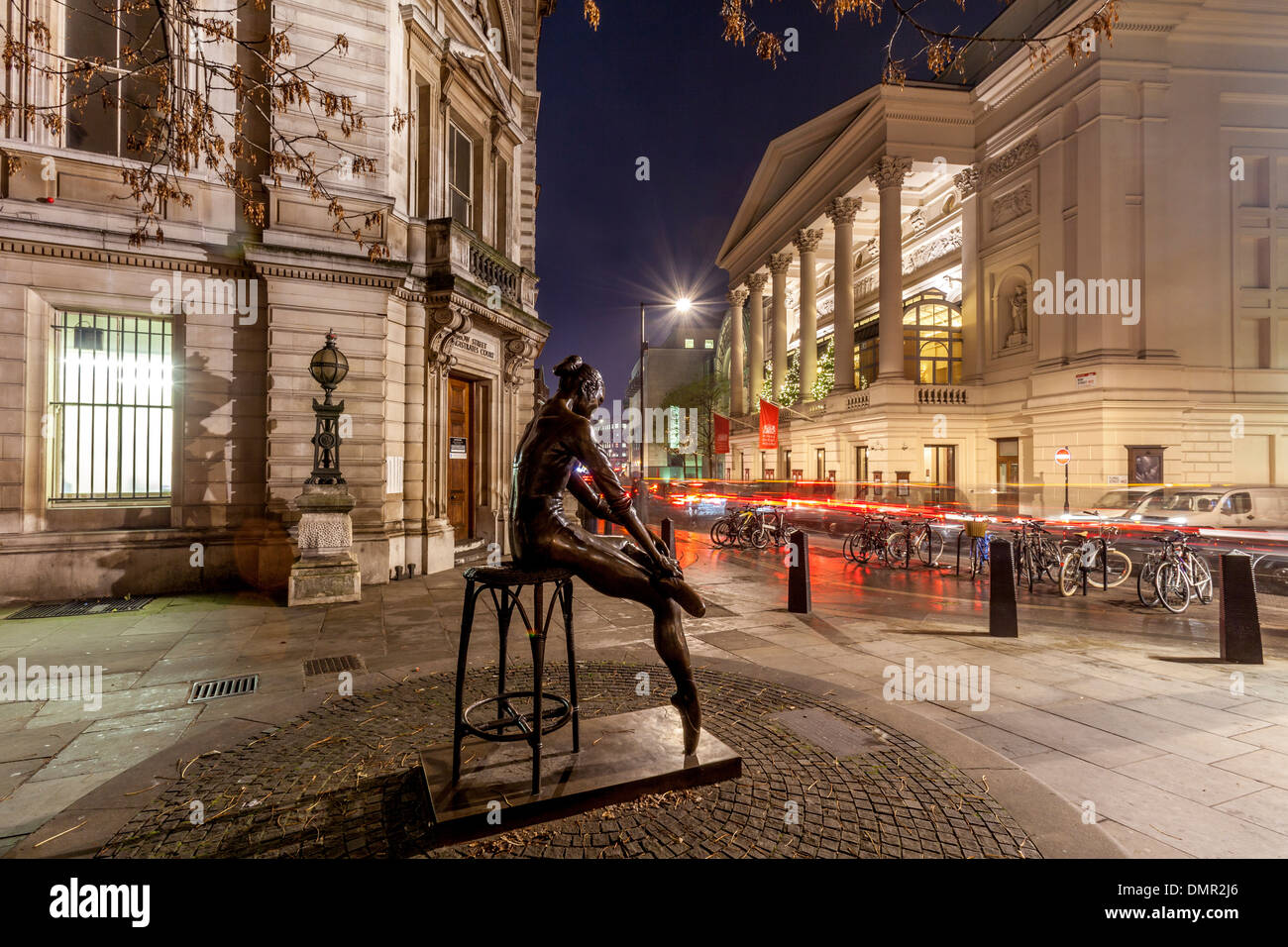 La Royal Opera House & giovane ballerino statua, Covent Garden di Londra, Inghilterra Foto Stock