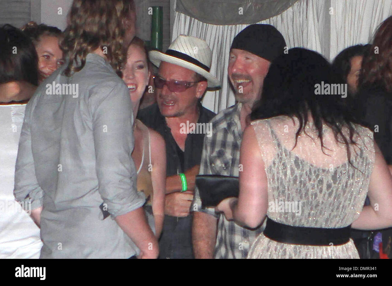 Bono e Edge frequentare Dj Luciano's Vagabundos festa all'aria aperta a Ushuaia  Ibiza Spagna - 09.08.12 Foto stock - Alamy