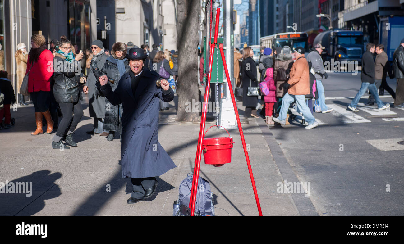 Un esercito della salvezza bell suoneria nella parte anteriore del Rockefeller Center di New York durante la stagione di natale Foto Stock