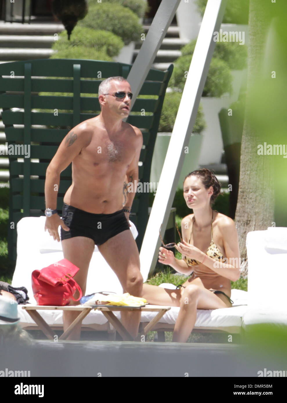Musicista italiano Eros Ramazzotti si rilassa in piscina con la sua fidanzata Marika Pellegrinelli Miami Florida - 12.08.12 Foto Stock