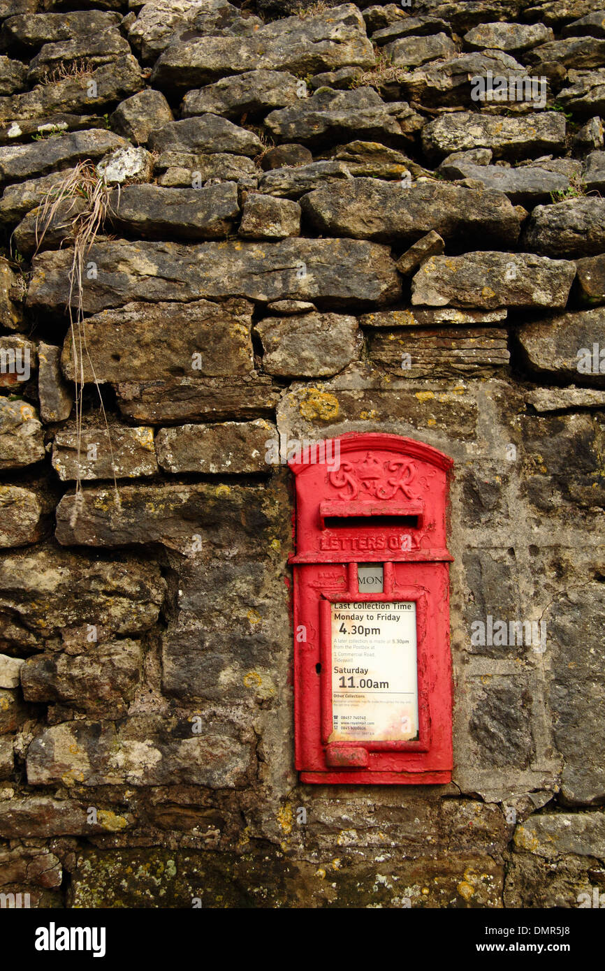 King George VI postbox impostato in stalattite parete in Grindlow; un remoto villaggio nel Derbyshire il Parco Nazionale di Peak District, UK. Foto Stock