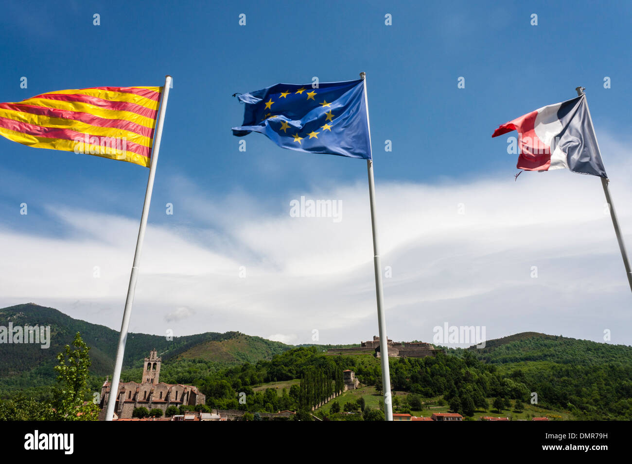 La bandiera dell'Unione europea di volare tra le bandiere della Francia e catalano di Prats de Mollo la Preste, in Francia, in Europa. Foto Stock