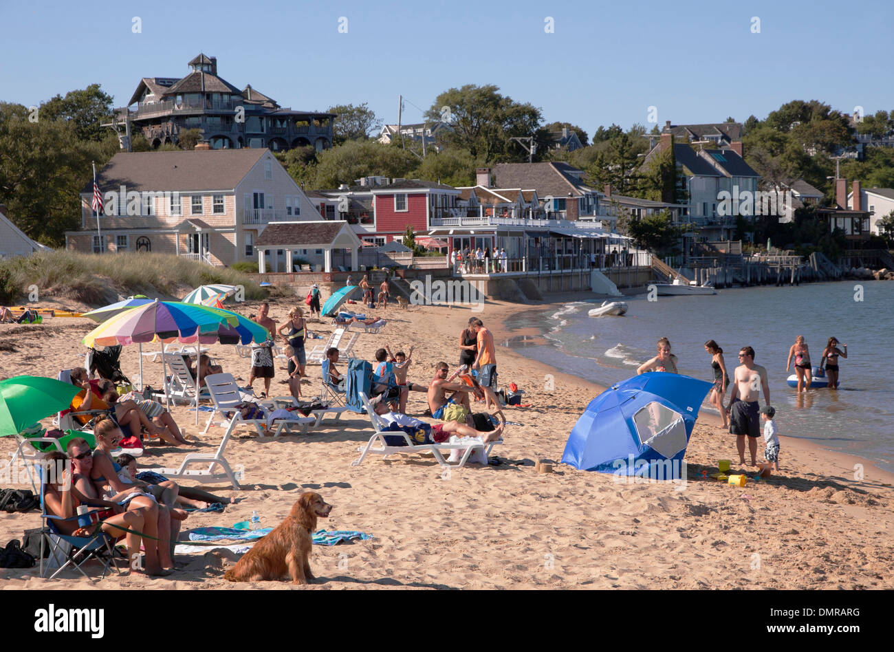 Visitatori rilassante sulla spiaggia, a Provincetown Bay beach, West End, Cape Cod, Massachusetts. Foto Stock