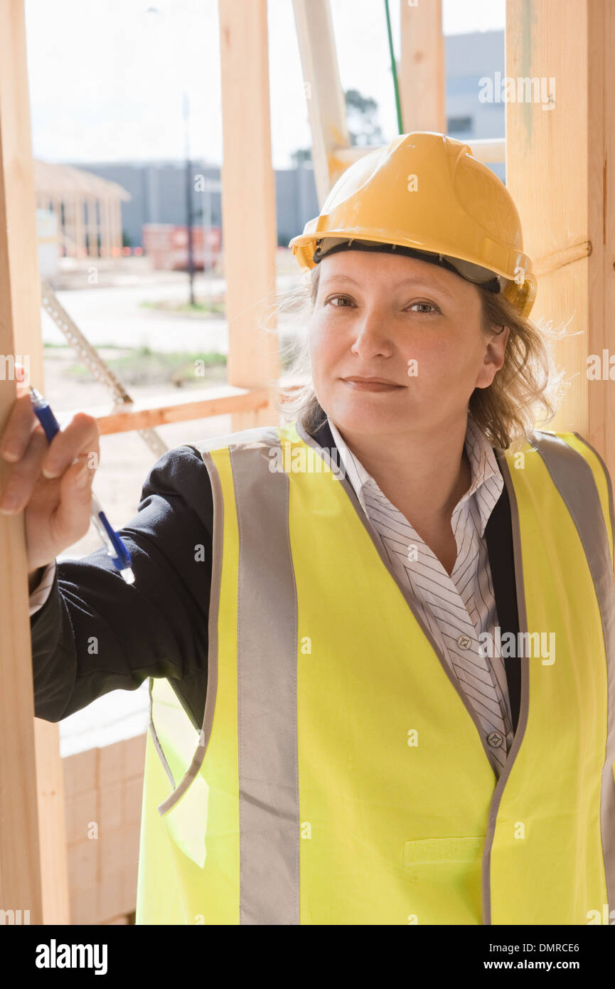 Femmina civile ingegnere presso il sito in costruzione Foto Stock