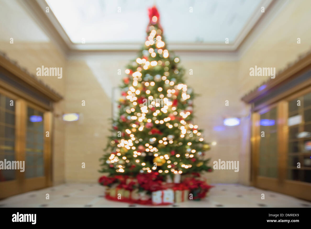 Fuori fuoco Bokeh vacanza albero di Natale con decorazioni di festa Foto Stock