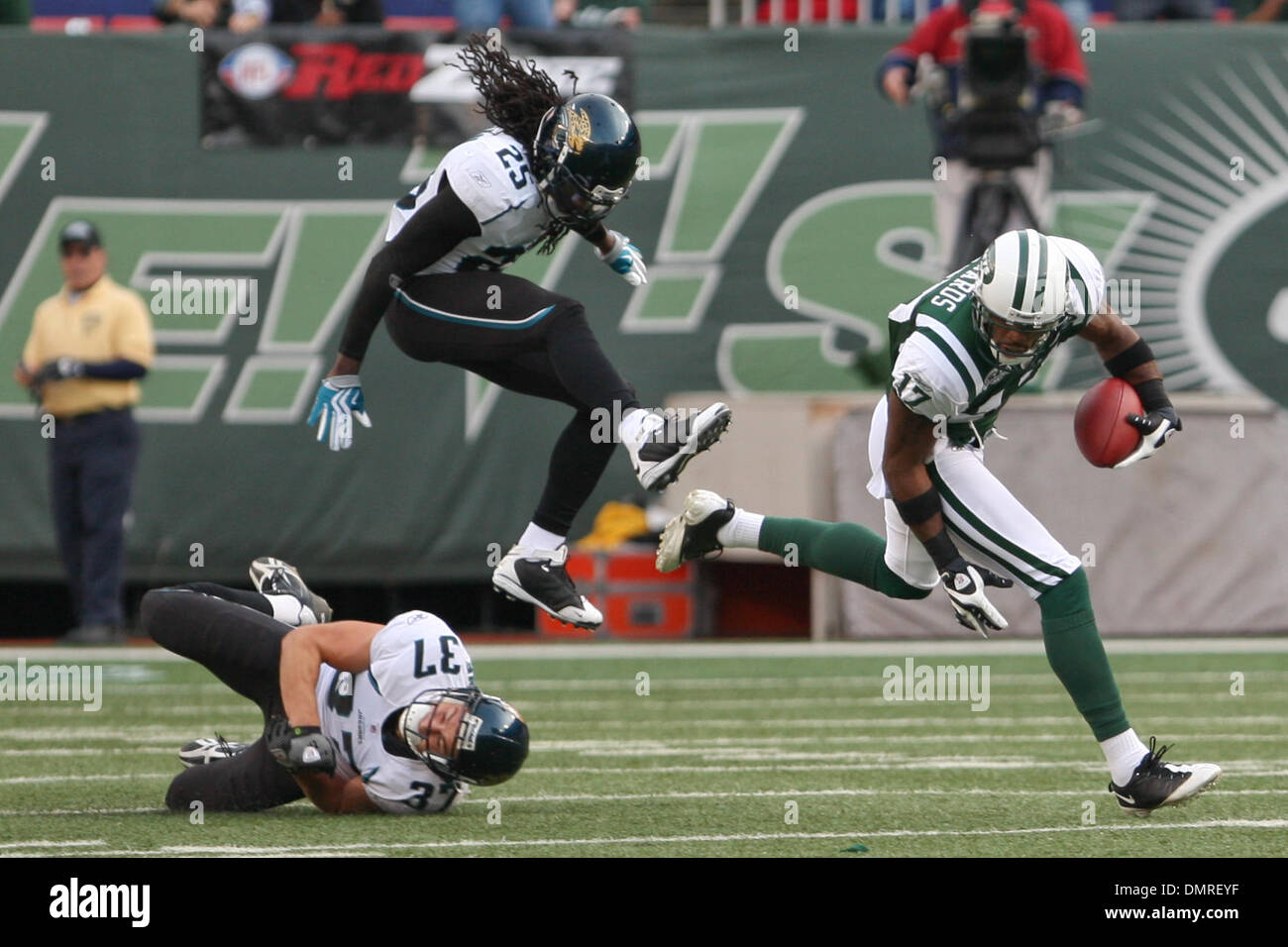 Getti #17 wide receiver Braylon Edwards outsteps le brocche. I giaguari hanno sconfitto i getti 24-22 al Giants Stadium, Rutherford, New Jersey. (Credito Immagine: © Anthony Gruppuso/Southcreek globale/ZUMApress.com) Foto Stock