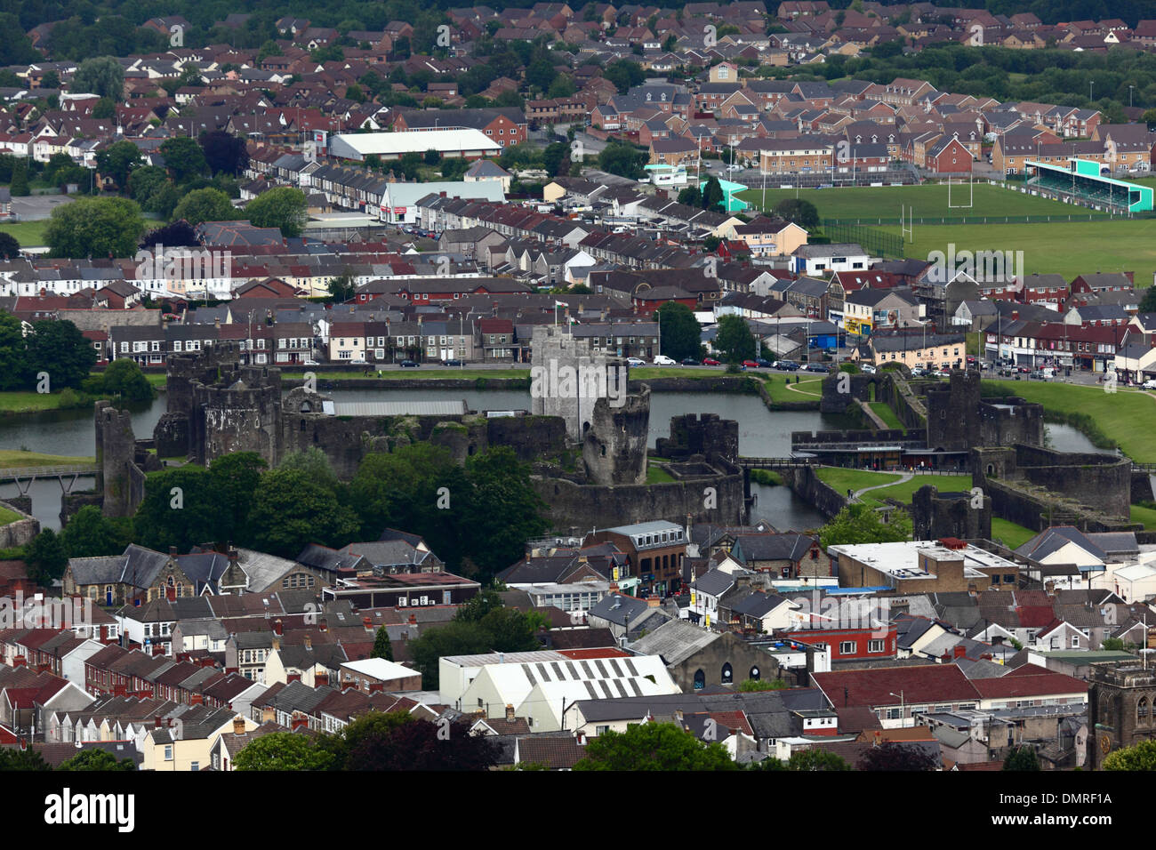 Vista sul Castello di Caerphilly e città, DI MID GLAMORGAN, GALLES, Regno Unito Foto Stock