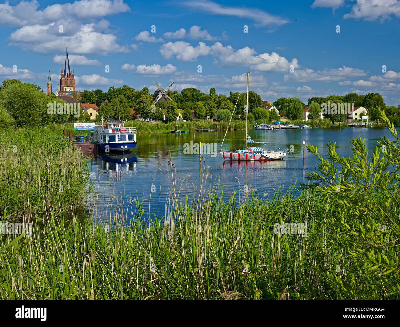 Città storica con il mulino a vento e barca a vela Havelwunder in Werder, Brandeburgo, Germania Foto Stock