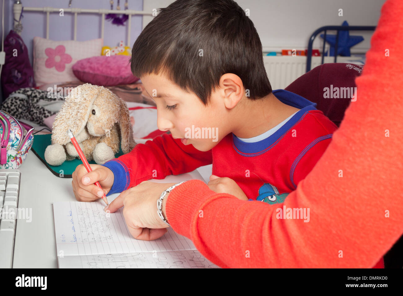 Genitore schoolboy aiuta con i suoi compiti Foto Stock