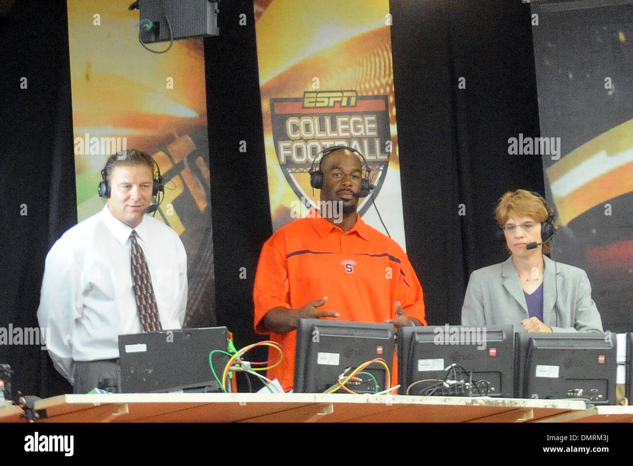 Siracusa alumni Donovan McNabb di Philadelphia Eagles nei colloqui di NFL Football arancione con la ESPN equipaggio nella seconda metà di sabato il gioco al Carrier Dome di Siracusa NY. (Credito Immagine: © Michael Johnson/Southcreek globale/ZUMApress.com) Foto Stock