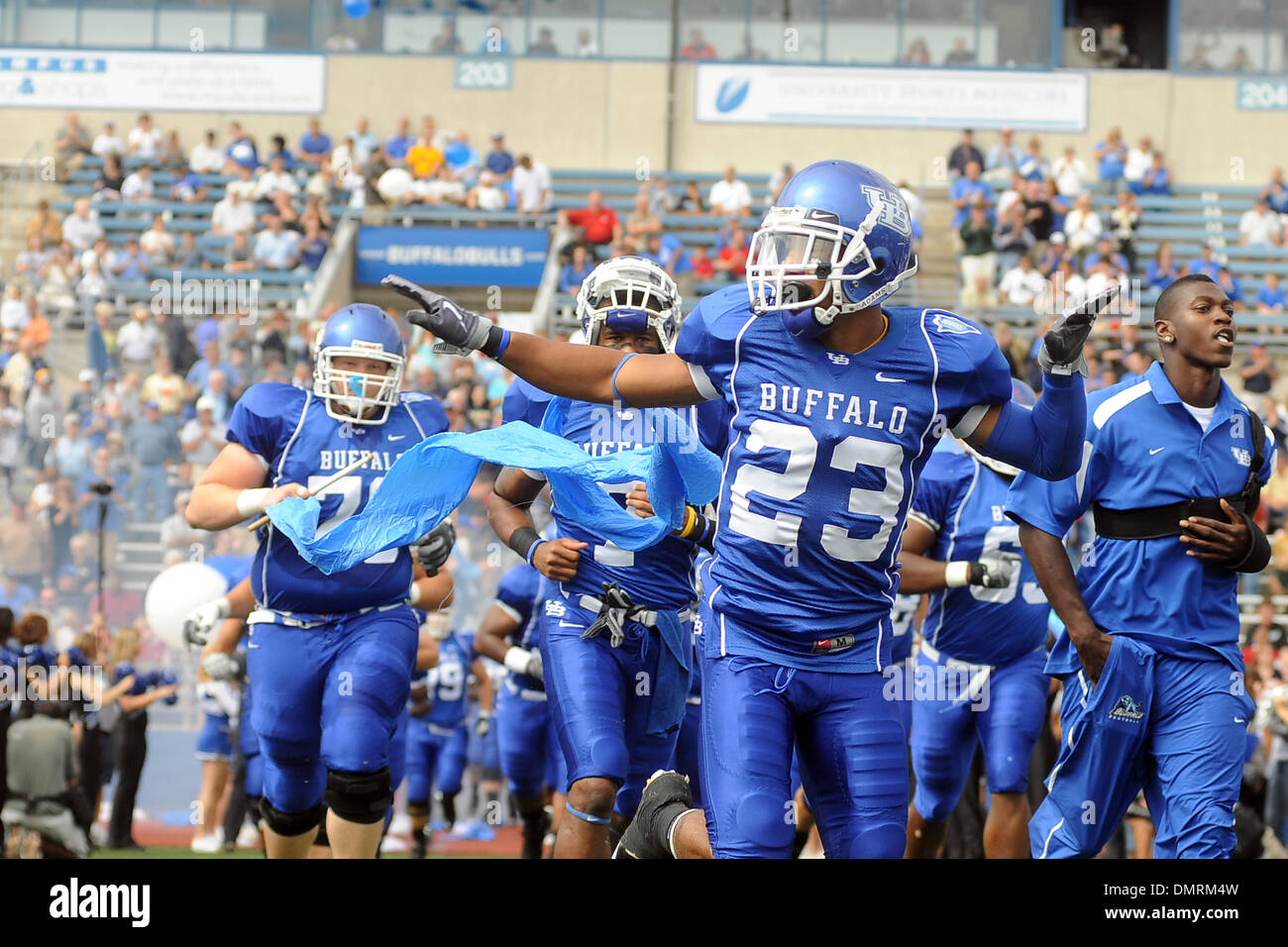 Università di Buffalo Bull Alex Pierre saluta la folla come il team tiene il campo che si trova di fronte il Pittsburgh Panthers nel primo semestre in UB Stadium di Buffalo NY. (Credito Immagine: © Michael Johnson/Southcreek globale/ZUMApress.com) Foto Stock