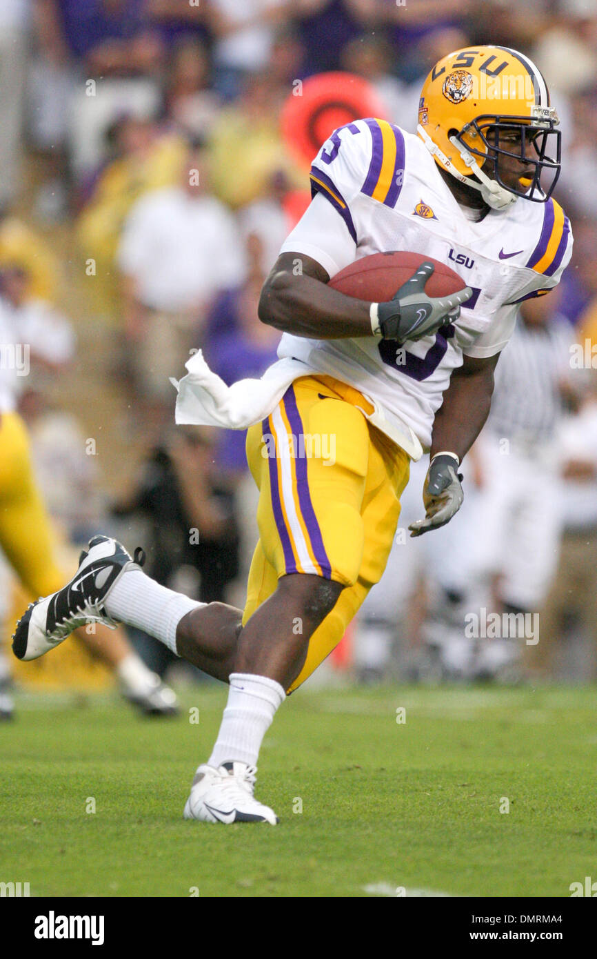 La LSU running back Keiland Williams (5) corre la sfera contro la Commodores. Il LSU Tigers sconfitto il Vanderbilt Commodores 23-9 a Tiger Stadium di Baton Rouge, LA. (Credito Immagine: © Matt Lange Southcreek/Global/ZUMApress.com) Foto Stock