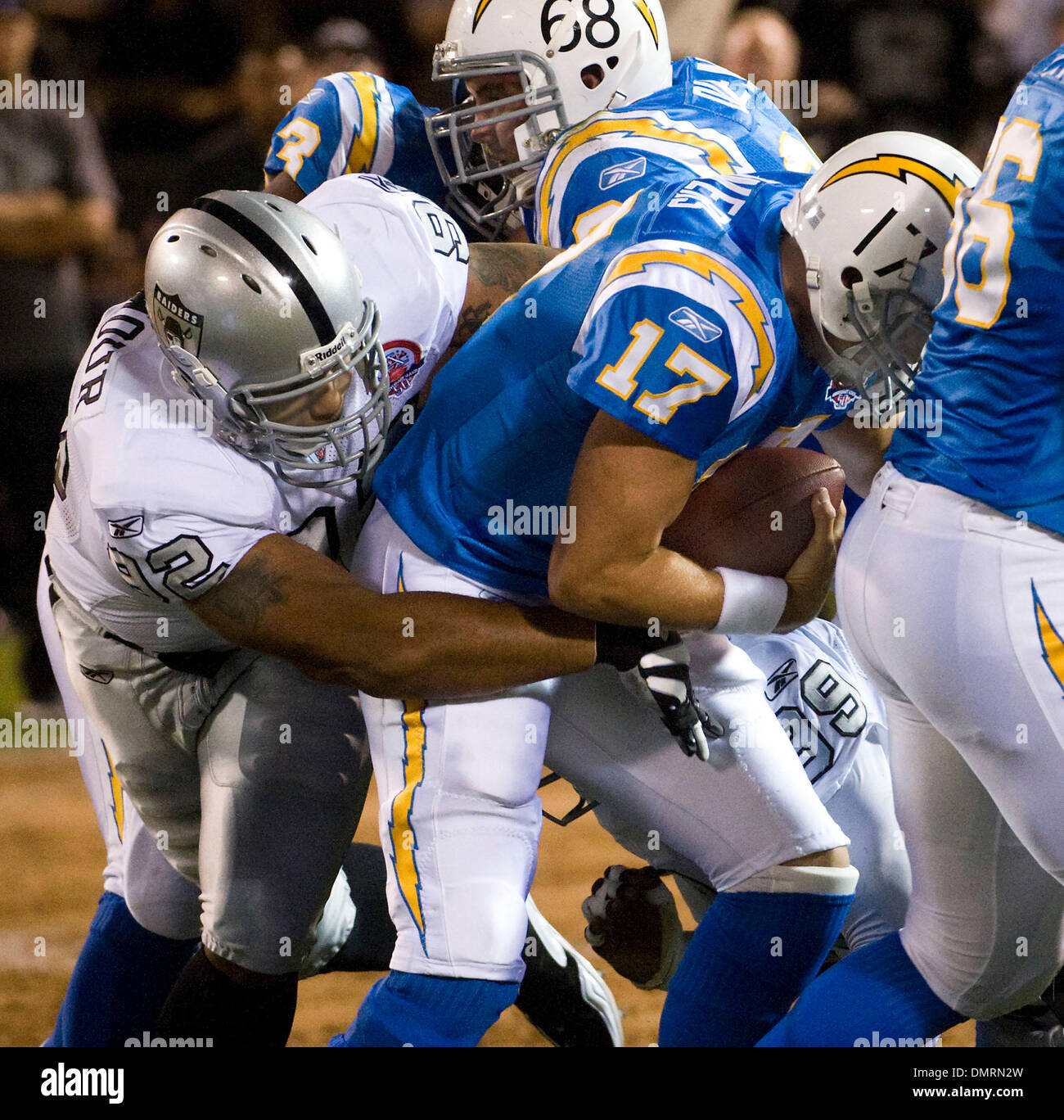 Sep 14, 2009 - Oakland, la California, Stati Uniti - Oakland Raiders vs San Diego Chargers a Oakland-Alameda County Coliseum Lunedì, 14 settembre 2009, Oakland Raiders difensivo fine Richard Seymour #92 sacchi San Diego Chargers quarterback Philip Rivers #17. (Credito Immagine: © Al Golub/ZUMApress.com) Foto Stock