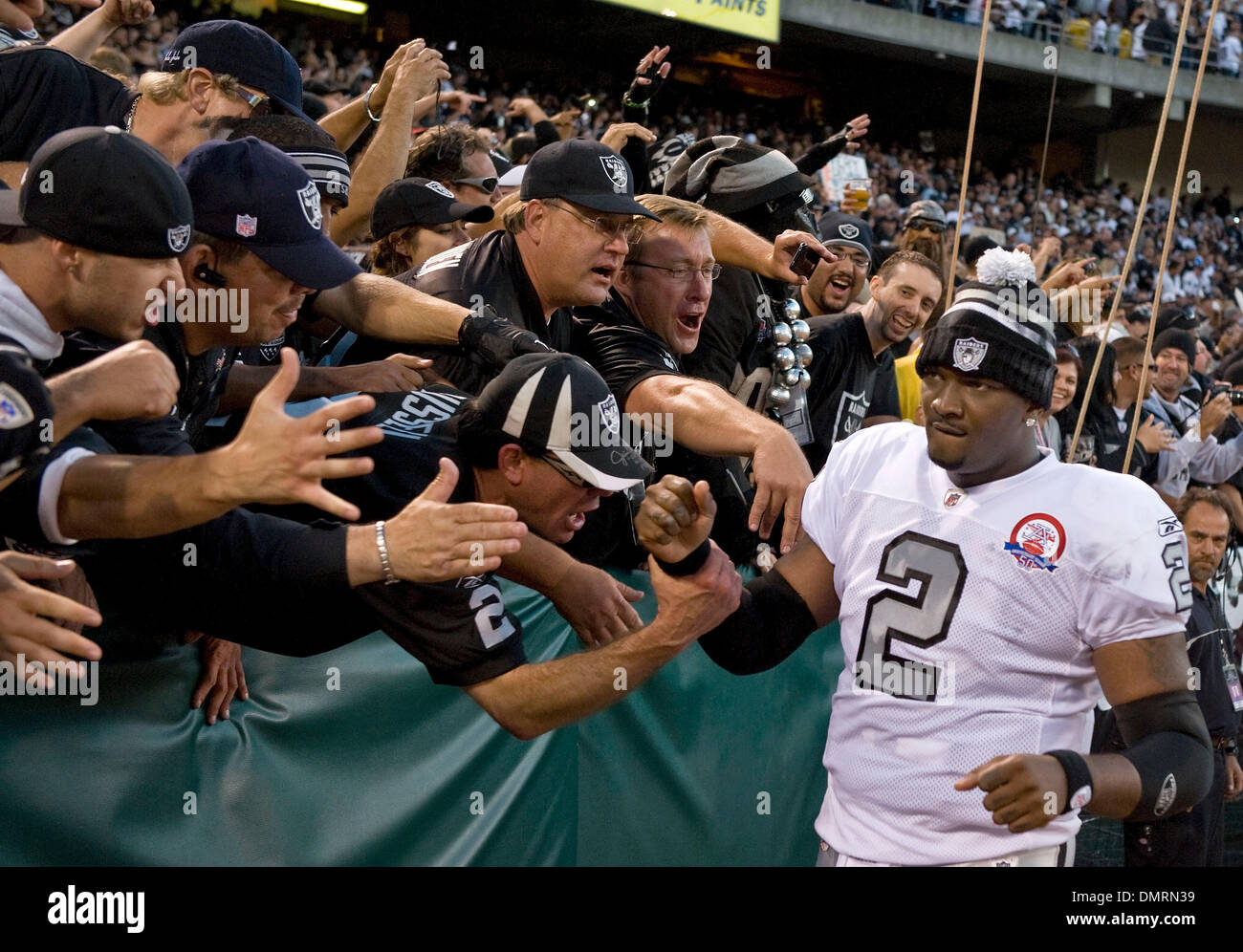 Sep 14, 2009 - Oakland, la California, Stati Uniti - Oakland Raiders vs San Diego Chargers a Oakland-Alameda County Coliseum Lunedì, 14 settembre 2009, Oakland Raiders quarterback JaMarcus Russell #2 si mescola con le ventole. (Credito Immagine: © Al Golub/ZUMApress.com) Foto Stock